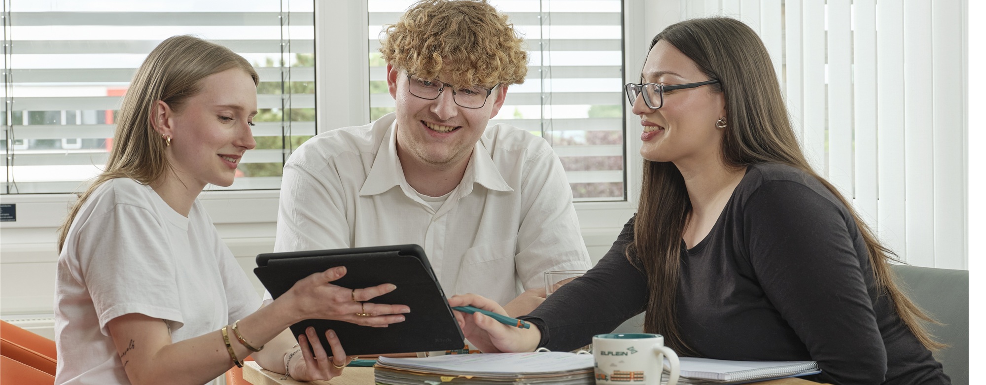 _neues CI_Azubi männlich weiblich gemeinsames Arbeiten Ausbildung als Kaufmann/-frau für Spedition und Logistikdienstleistung (m/w/d) 2026 - Stellenausschreibung